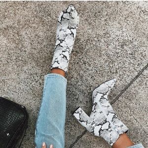 THERAPY SNAKE ALLOY BOOTS BLACK/WHITE size 8